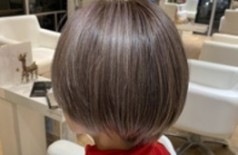 白髪を敢えて攻めるヘアカラー　おピンク満開シルバー
